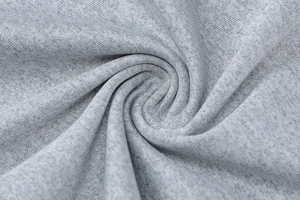 Gros plan sur la texture du tissu en maille gris clair montrant le tissage doux et les détails