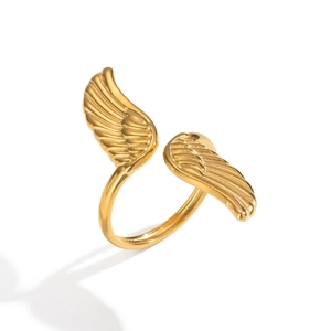 Minimalistischer 18K Gold Edelstahl Engel Flügel Ring in der 45-Grad-Seitenansicht