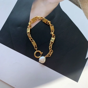 Bracelet chaîne plaqué or 18 carats avec pendentif perle baroque et fermoir vintage
