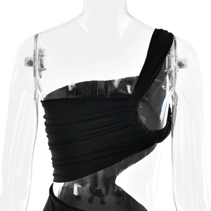 Détail de la robe noire asymétrique avec tissu froncé et découpe dans le dos