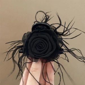 Pince à cheveux rose noire et plumes de style gothique pour coiffures élégantes