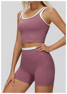 Détails des coutures contrastées sur le short de yoga côtelé et le soutien-gorge