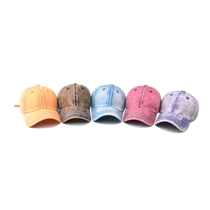 Set mit fünf Vintage-Baseballkappen aus gewaschener Baumwolle in verschiedenen Farben