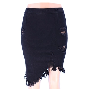 Detailansicht eines schwarzen Jeansrocks mit Rissen und ausgefranstem Quastensaum