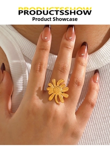 Détails de pétales de tournesol et cœur doré sur une bague ajustable minimaliste