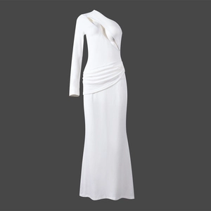 Détail de la robe maxi blanche à une épaule avec découpes ajourées et texture de tissu plissé