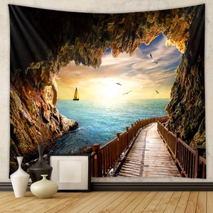 Détail d'une tapisserie bohème avec paysage de grotte au coucher du soleil et ponton