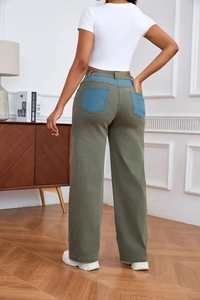 Vue arrière d'un jean taille haute à jambe large avec poches en patchwork contrastées