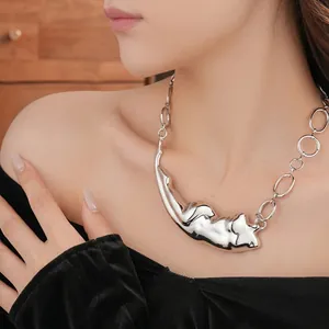Collier irrégulier en métal argenté avec pendentif sculpture de forme féminine abstraite