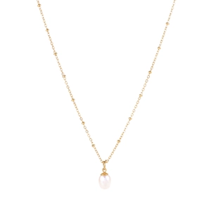 Élégant collier de perles en chaîne dorée avec pendentif blanc sur fond minimaliste