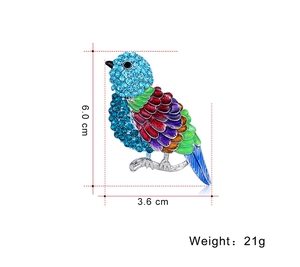 Dettaglio macro della spilla uccello con strass colorati e specifiche tecniche esatte