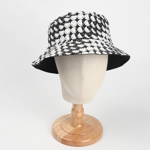 Détail d'un chapeau bob réversible avec imprimé smiley sur tissu en coton résistant