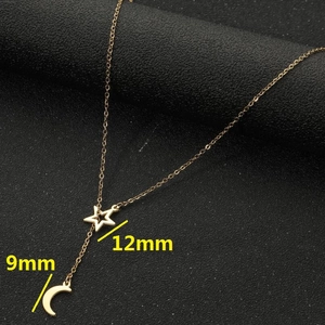 Collier minimaliste en or avec pendentifs étoile 12mm et lune 9mm sur chaîne délicate