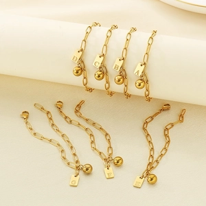 Bracelet chaîne trombone plaqué or 18 carats avec pendentif lettre et perle ronde