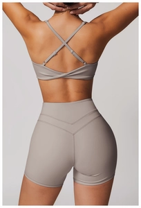 Détail du soutien-gorge de sport à dos croisé et du short de fitness à taille en V