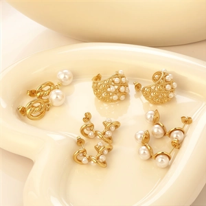 Elegant gold-plated titanium steel pearl earring set on heart-shaped ceramic tray