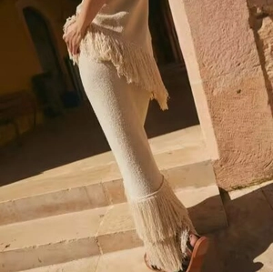 Set due pezzi in maglia beige con frange su top e gonna in stile boho wasteland