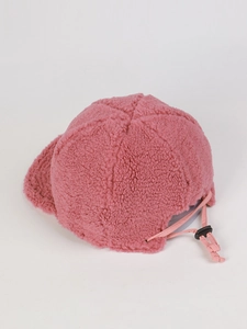 Dettaglio cappello baseball in pile rosa con texture morbida e cordino regolabile