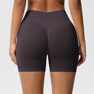 Détail du short de sport sans couture violet à taille haute avec effet push-up