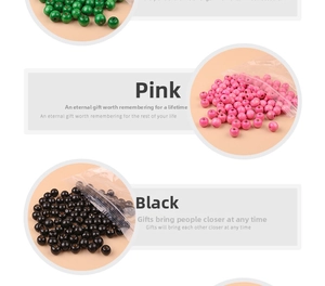 Dettaglio di perline colorate in legno d'acero rosa, nero e verde per gioielli fai da te