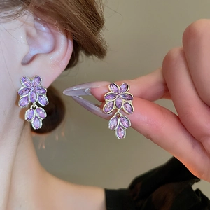 Elegante Vintage-Ohrringe mit violetten Kristallen in Blumen- und Blattform in Gold
