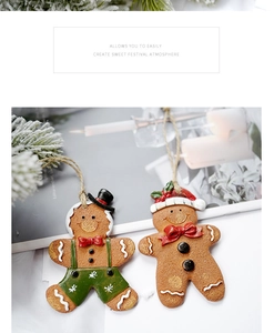 Close-up van peperkoekman hangertjes van hars met feestelijke details voor Kerstmis