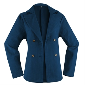 Detailansicht des dunkelblauen Cord-Blazers mit zweireihigen Knöpfen und M-Label