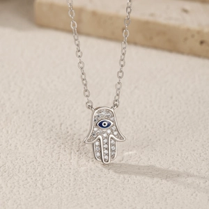 Élégant collier Main de Fatma en argent 925 avec oeil bleu et cristaux étincelants