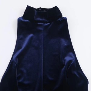 Elegante marineblauwe fluwelen maxi-jurk met halternek en een strak mouwloos silhouet