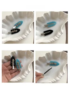 Détails des barrettes à fleurs bleues et noires avec des accents de fleurs en métal