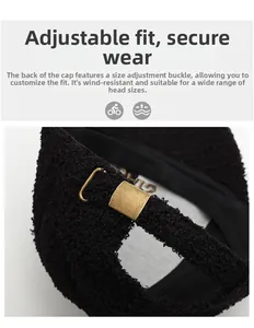 Détail macro d'une casquette de baseball noire en sherpa avec boucle réglable en bronze