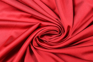 Nahaufnahme der roten Strickstofftextur mit feiner Webart und seidigen Falten-Details