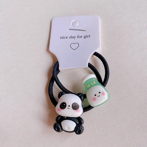 Süßes Panda und grüne Milchflasche Haargummi-Set auf herzförmiger Displaykarte