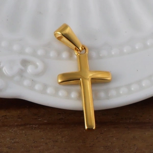 Vue détaillée d'un pendentif croix en acier inoxydable plaqué or 24K sur céramique