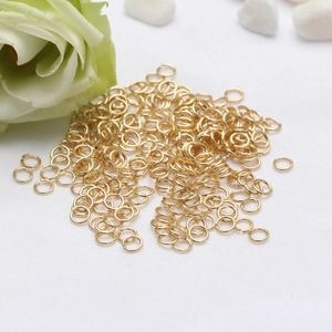 Macro-opname van 14K vergulde open buigringen voor het maken van DIY-sieraden