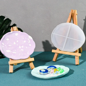 Detail der Silikonform für Blatt-Tabletts und fertige Schmuckteller aus Epoxidharz-Guss