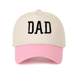 Detail der DAD-Stickerei auf einer beige-rosa Trucker-Mütze aus Canvas-Stoff