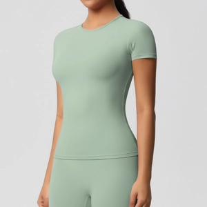 Détail macro du tissu brossé élastique sur le haut de yoga et legging vert clair