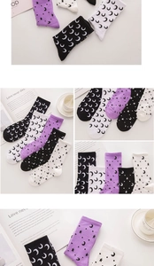 Detail von Baumwollsocken mit Stern- und Mondmustern in Schwarz, Weiß und Lila