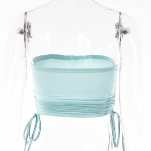 Détail d'un haut bustier en maille côtelée bleu clair avec cordon de serrage réglable