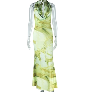 Détail de la robe dos nu licou avec imprimé marbré vert et jaune et ourlet en queue de poisson
