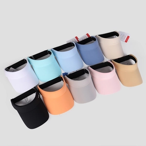 Dettaglio di visiere sportive da donna in undici vivaci colori assortiti tipo caramella