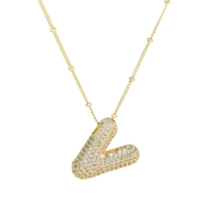 Vue macro d'un collier pendentif lettre Z doré bouffant avec sertissage en zircon