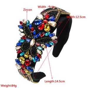 Dettaglio di un cerchietto barocco di lusso con strass multicolori e cristalli zirconi