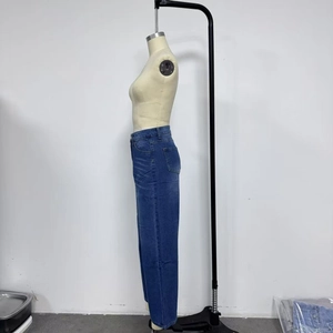 Vue latérale d'un jean bleu à taille haute et jambe large montrant la coupe et le denim