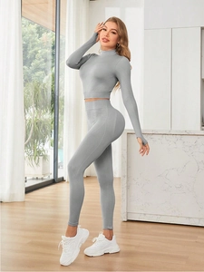 Détail d'ensemble yoga sans couture gris avec haut à col montant et leggings taille haute