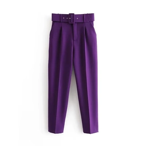 Detalle de pantalón morado de cintura alta con cinturón a juego y hebilla fina