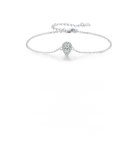 Détail macro du pendentif goutte en argent S925 avec zircon, chaîne en O et fermoir sûr