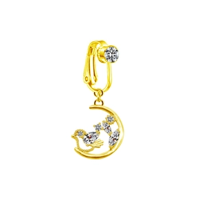 Pendentif doré lune et oiseau avec pierres de zircon blanc sur un fond blanc pur