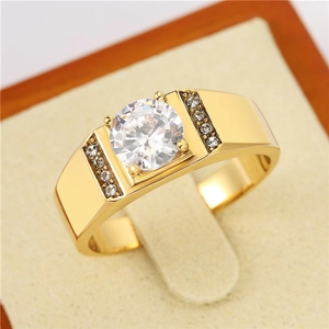 Vue macro d'une bague pour homme plaquée or avec un grand zircon et pavage de pierres